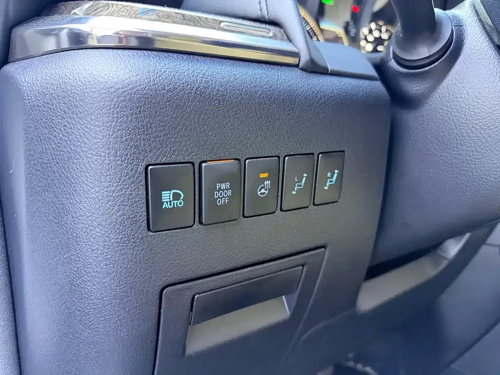 Toyota Alphard — фото 9
