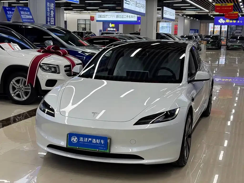 Tesla Model 3 — фото 1