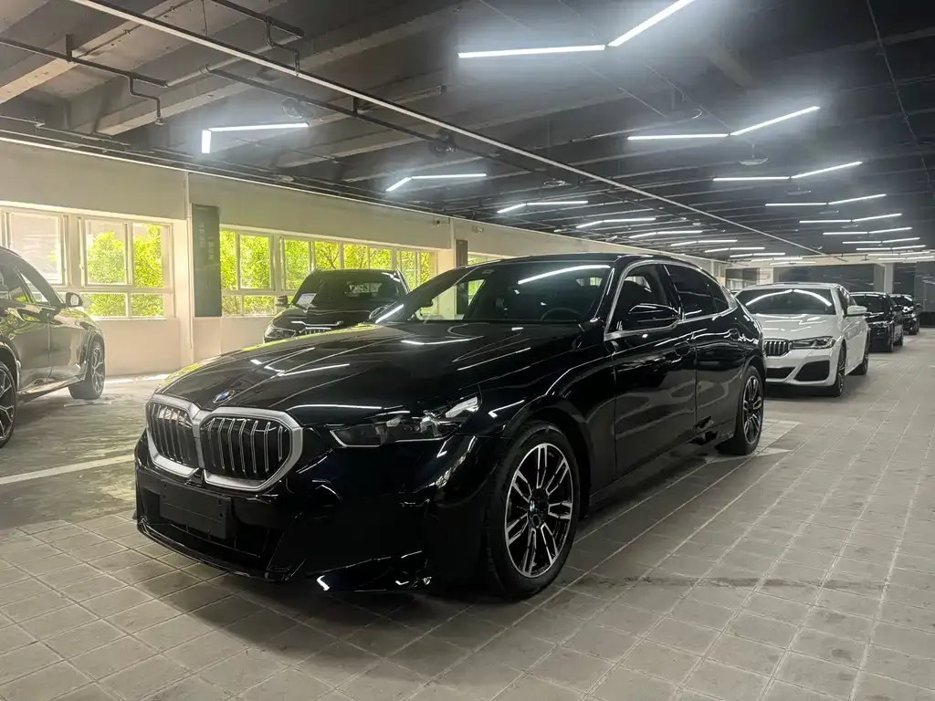 BMW 5 Series — фото 1