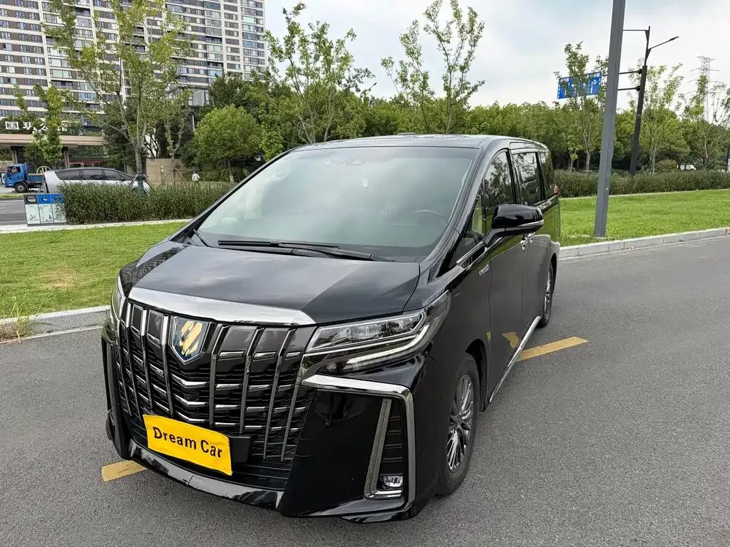Toyota Alphard — фото 1