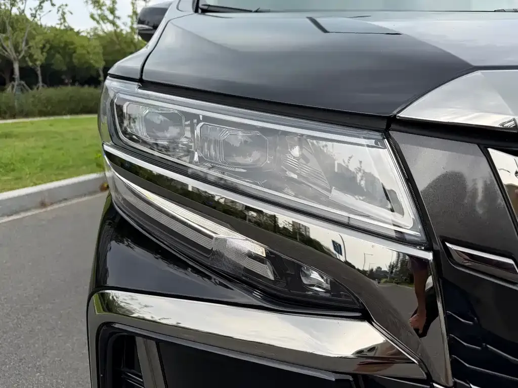 Toyota Alphard — фото 2