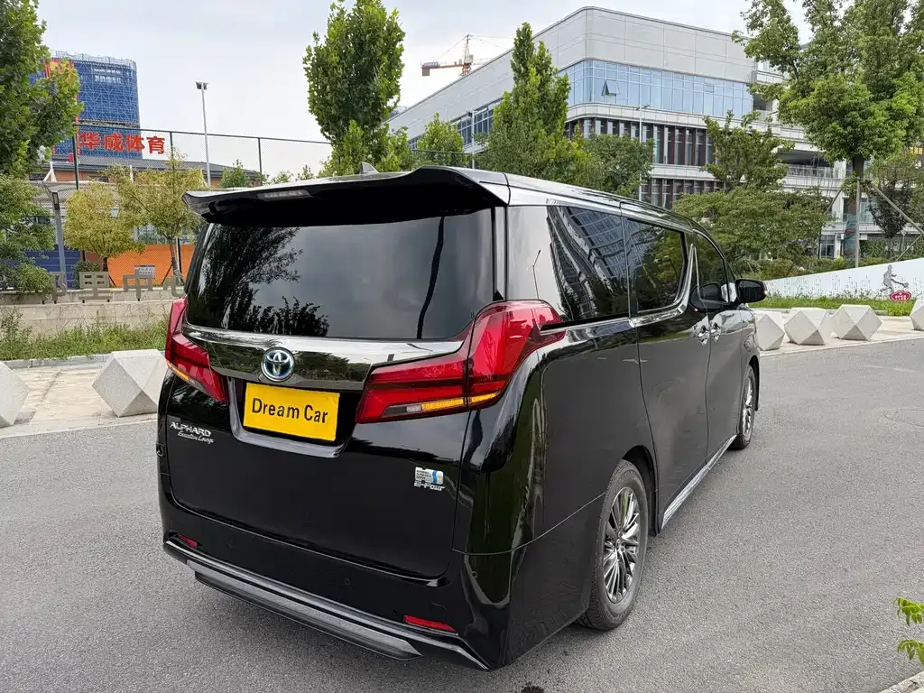 Toyota Alphard — фото 9
