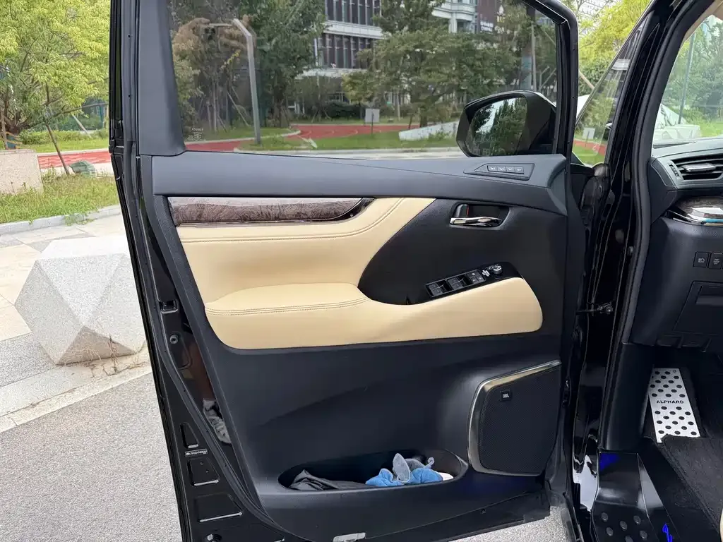 Toyota Alphard — фото 3