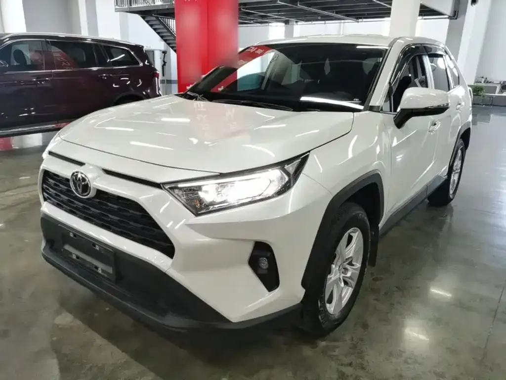 Toyota RAV4 — фото 1