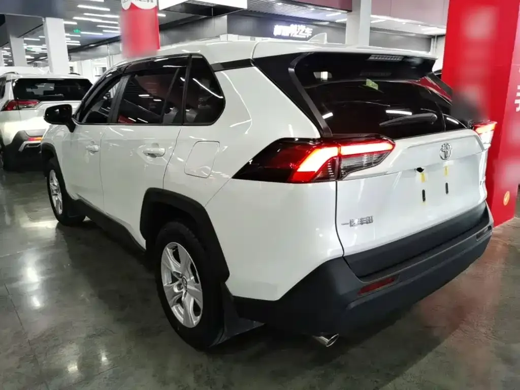 Toyota RAV4 — фото 9