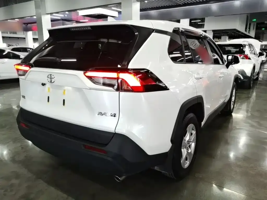 Toyota RAV4 — фото 7