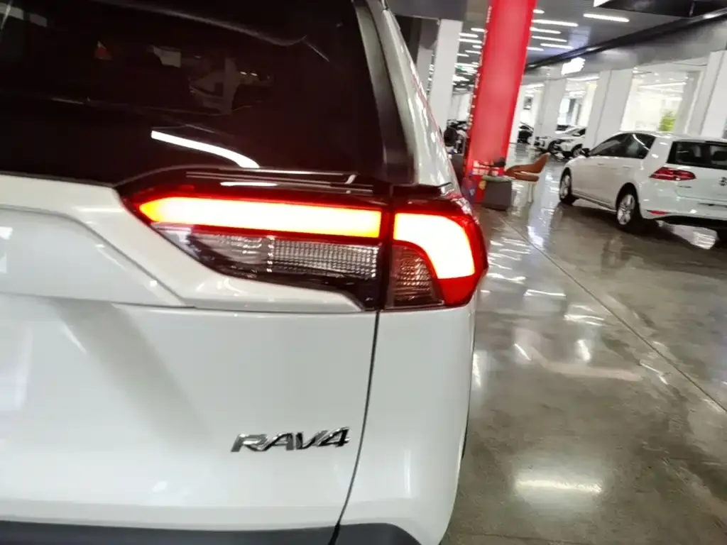 Toyota RAV4 — фото 5