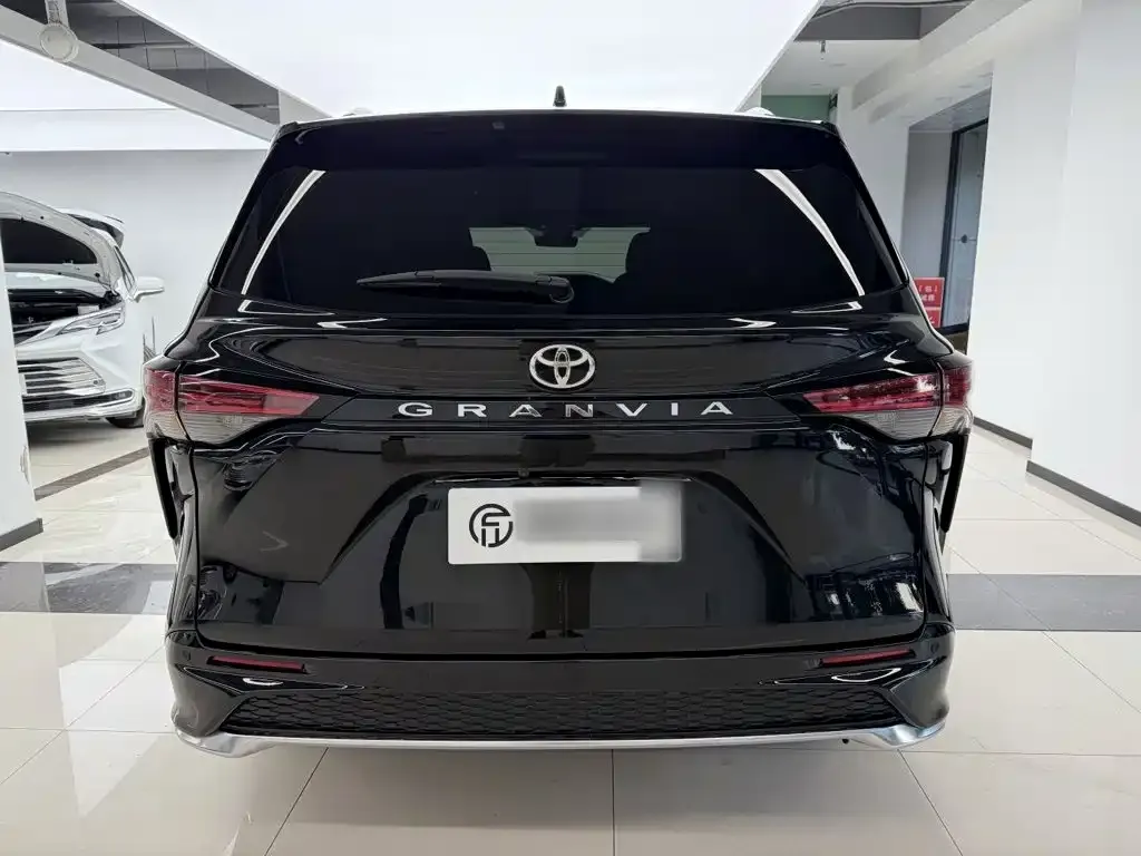Toyota Granvia — фото 2