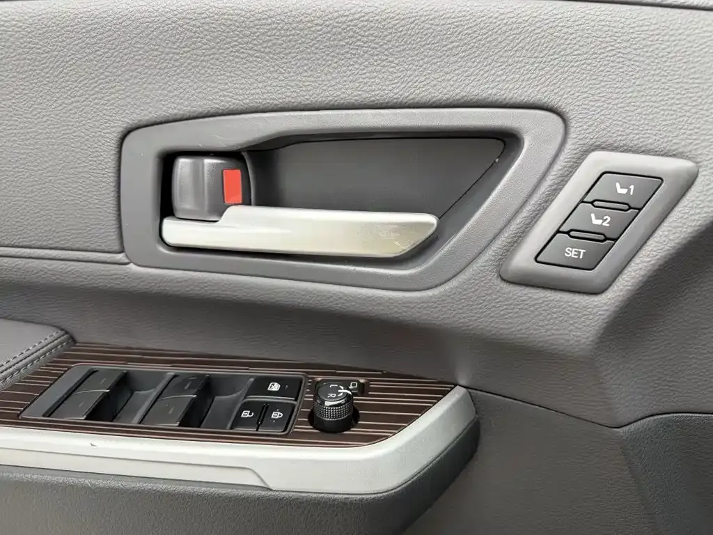 Toyota Granvia — фото 7