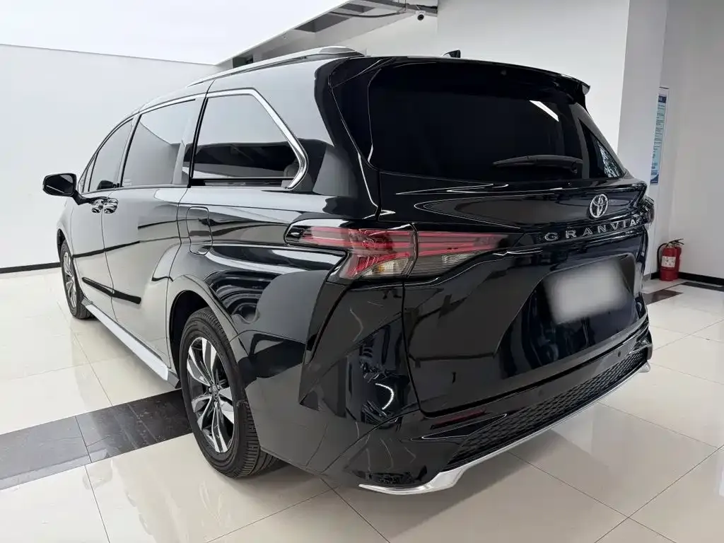 Toyota Granvia — фото 8