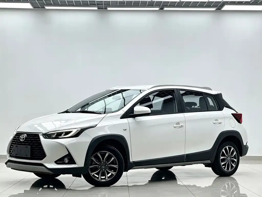 Toyota Yaris L — фото 1