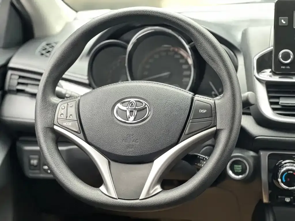 Toyota Yaris L — фото 10