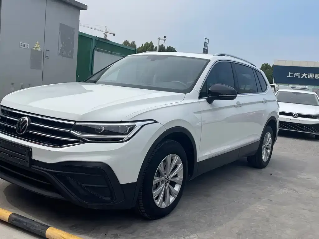 Volkswagen Tiguan L — фото 1