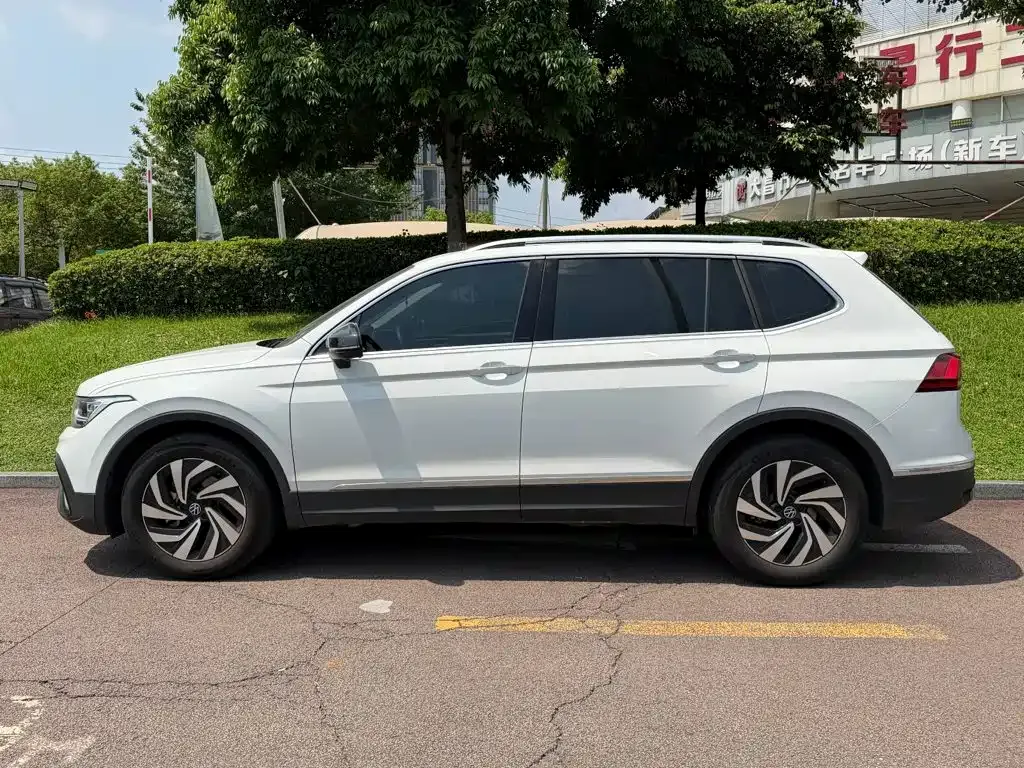 Volkswagen Tiguan L — фото 10