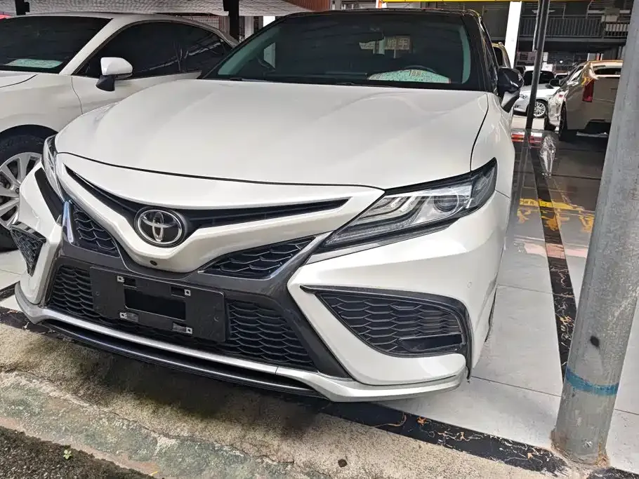 Toyota Camry — фото 1