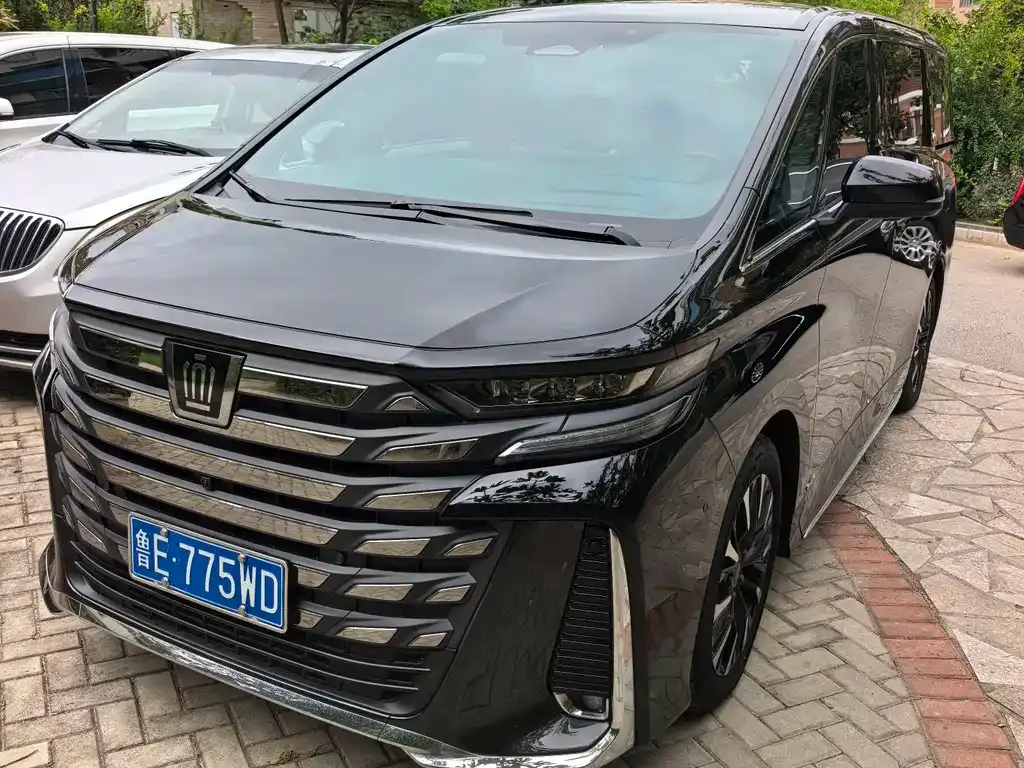 Toyota Alphard — фото 1