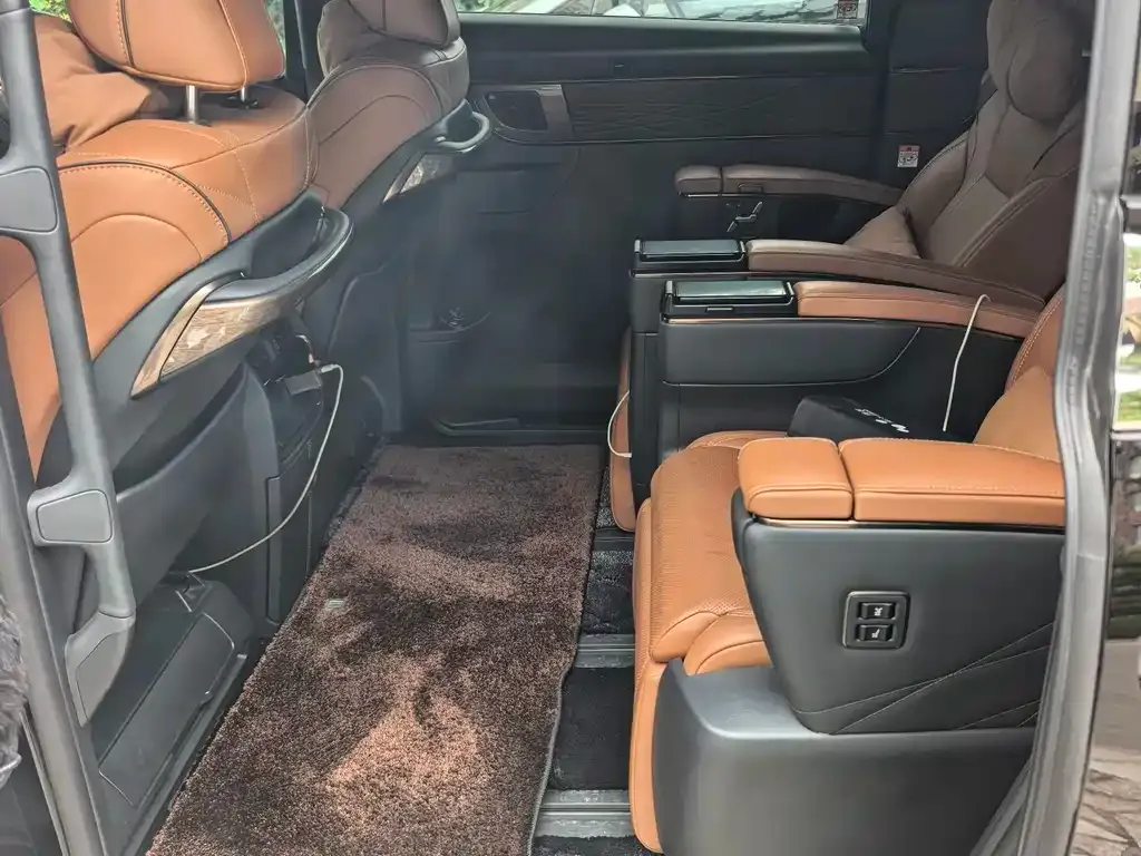 Toyota Alphard — фото 4
