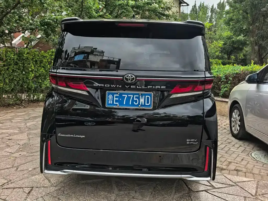 Toyota Alphard — фото 8