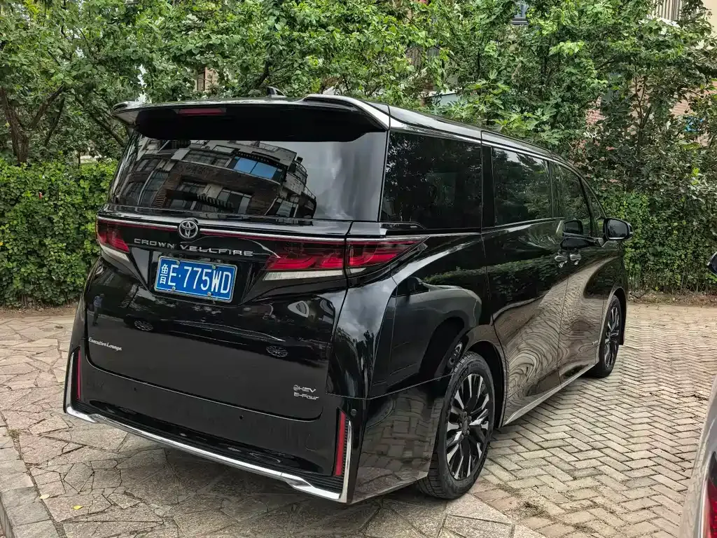 Toyota Alphard — фото 9