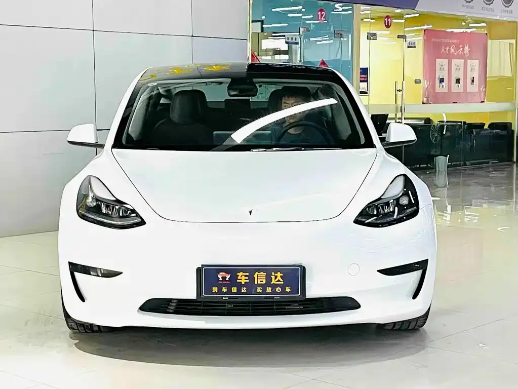 Tesla Model 3 — фото 1