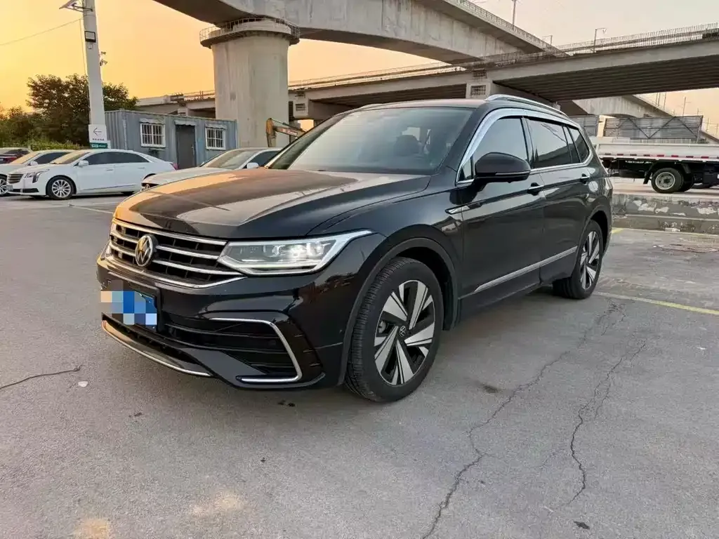 Volkswagen Tiguan L — фото 1