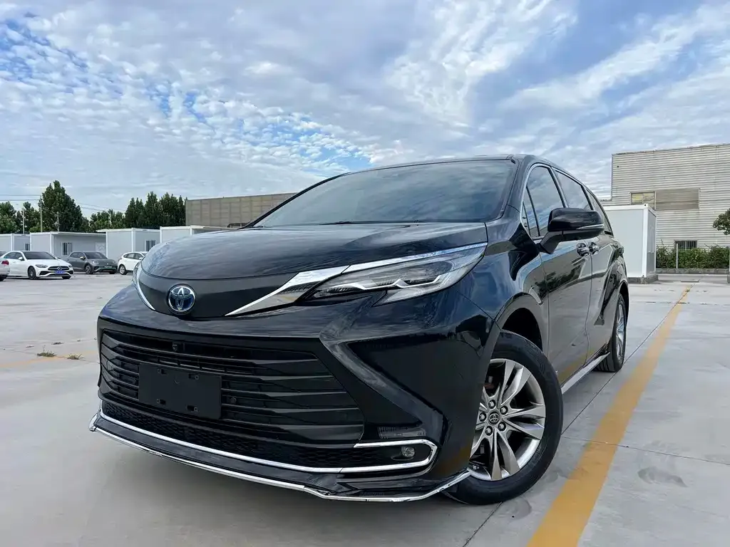 Toyota Sienna — фото 1