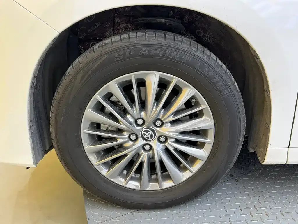 Toyota Alphard — фото 4