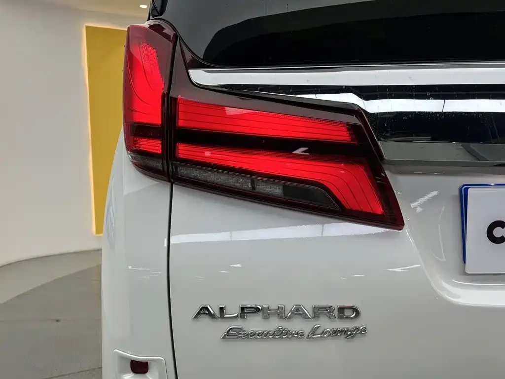 Toyota Alphard — фото 6