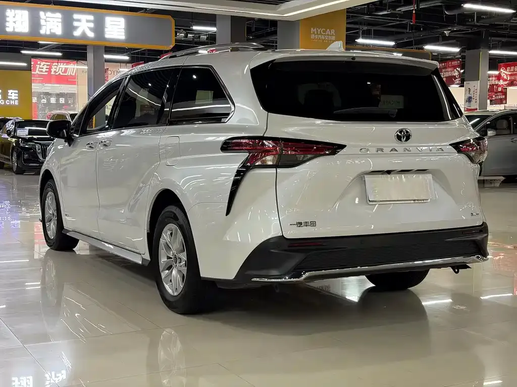 Toyota Granvia — фото 9