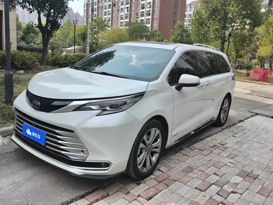 Toyota Sienna — фото 1