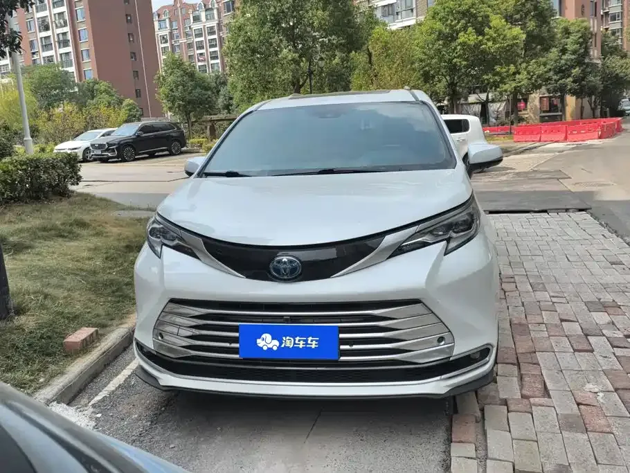 Toyota Sienna — фото 10
