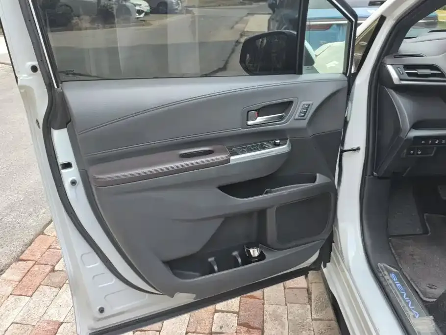 Toyota Sienna — фото 3