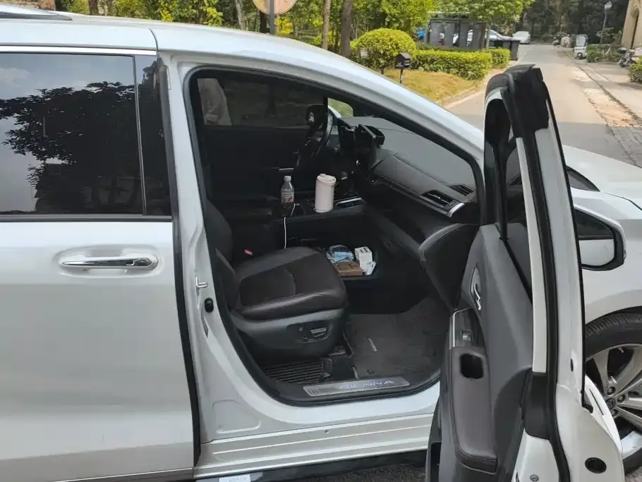 Toyota Sienna — фото 4