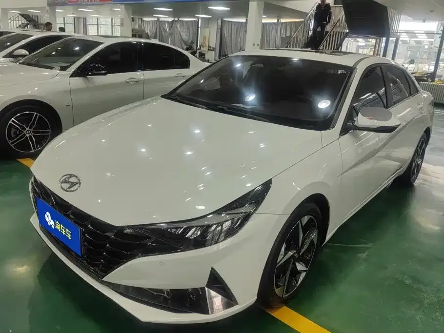 Hyundai Elantra — фото 1