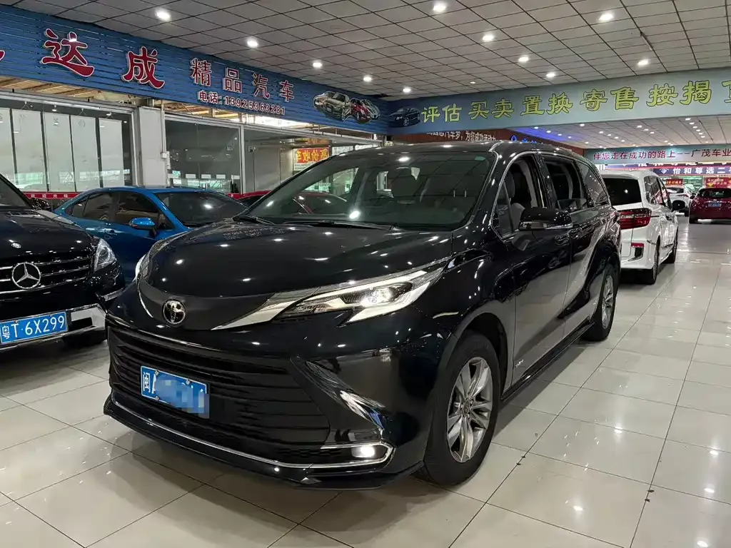 Toyota Sienna — фото 1