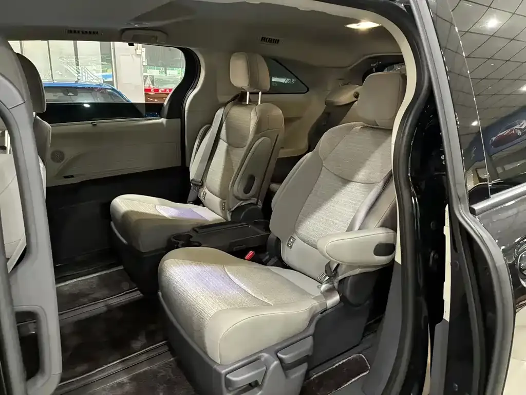 Toyota Sienna — фото 9