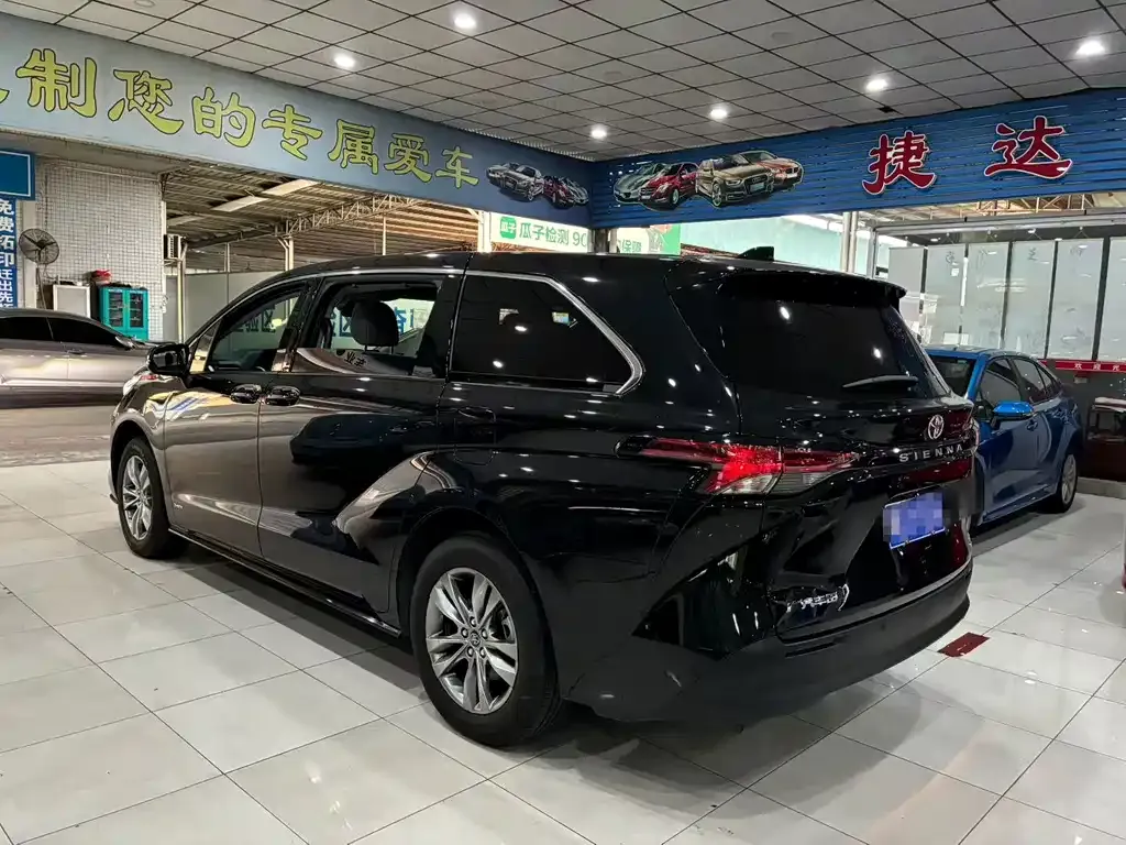 Toyota Sienna — фото 2