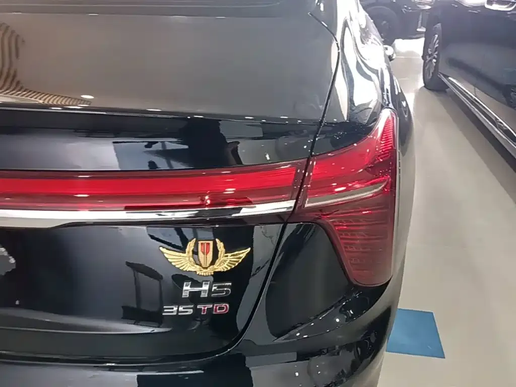 Hongqi H5 — фото 2