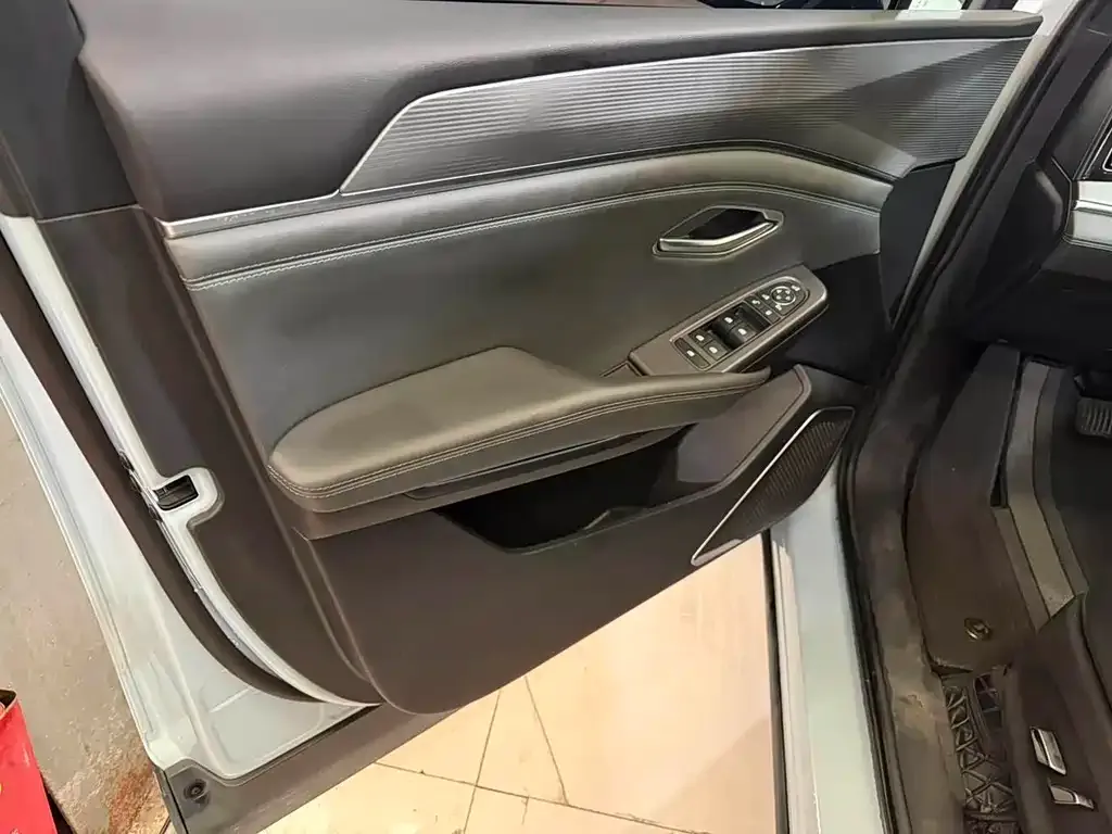BYD L DM-i — фото 3