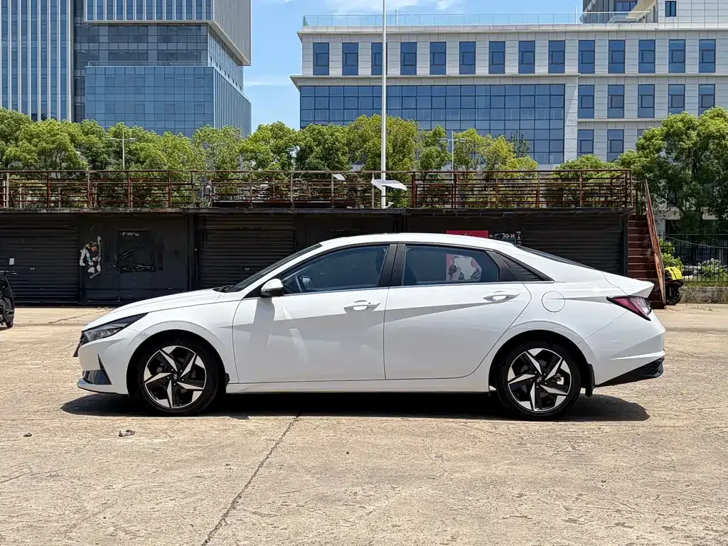 Hyundai Elantra — фото 5