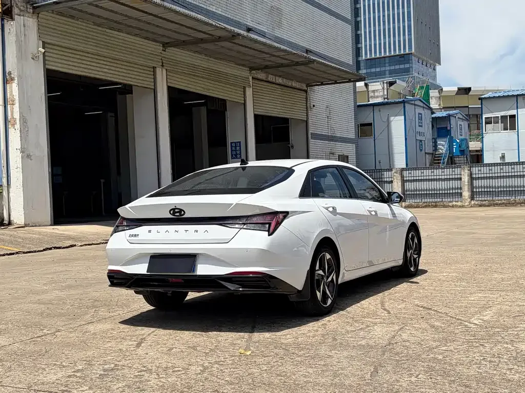 Hyundai Elantra — фото 10