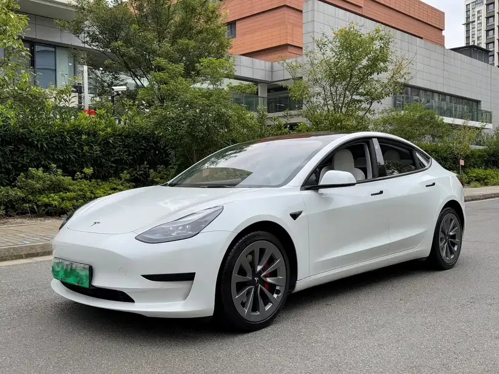 Tesla Model 3 — фото 1