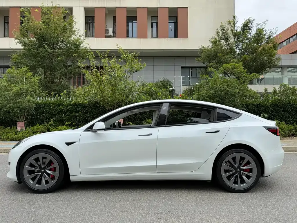 Tesla Model 3 — фото 10