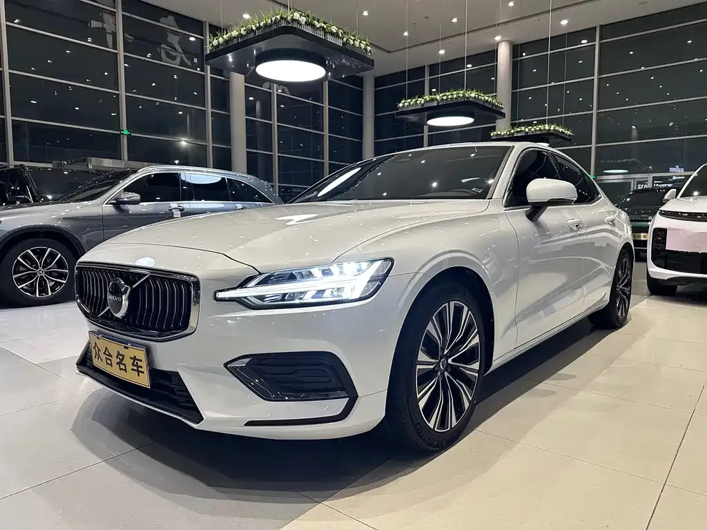 Volvo S60 — фото 1