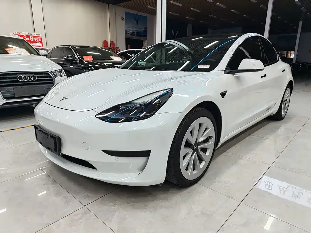 Tesla Model 3 — фото 1