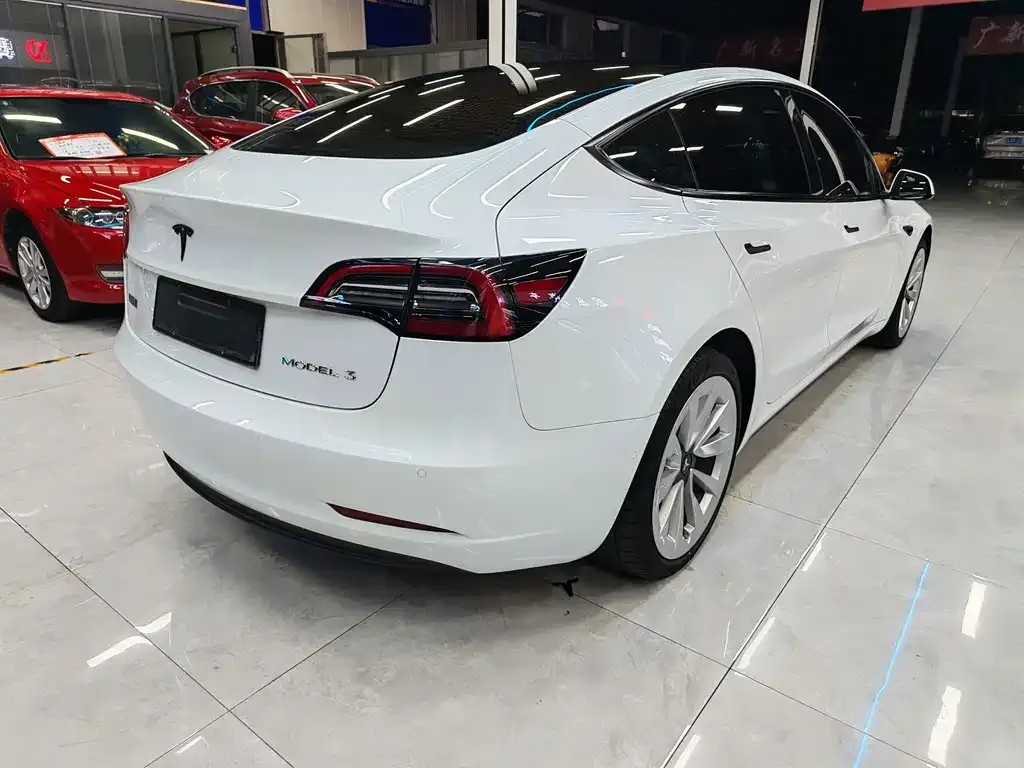 Tesla Model 3 — фото 4