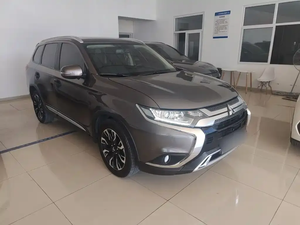 Mitsubishi Outlander — фото 10