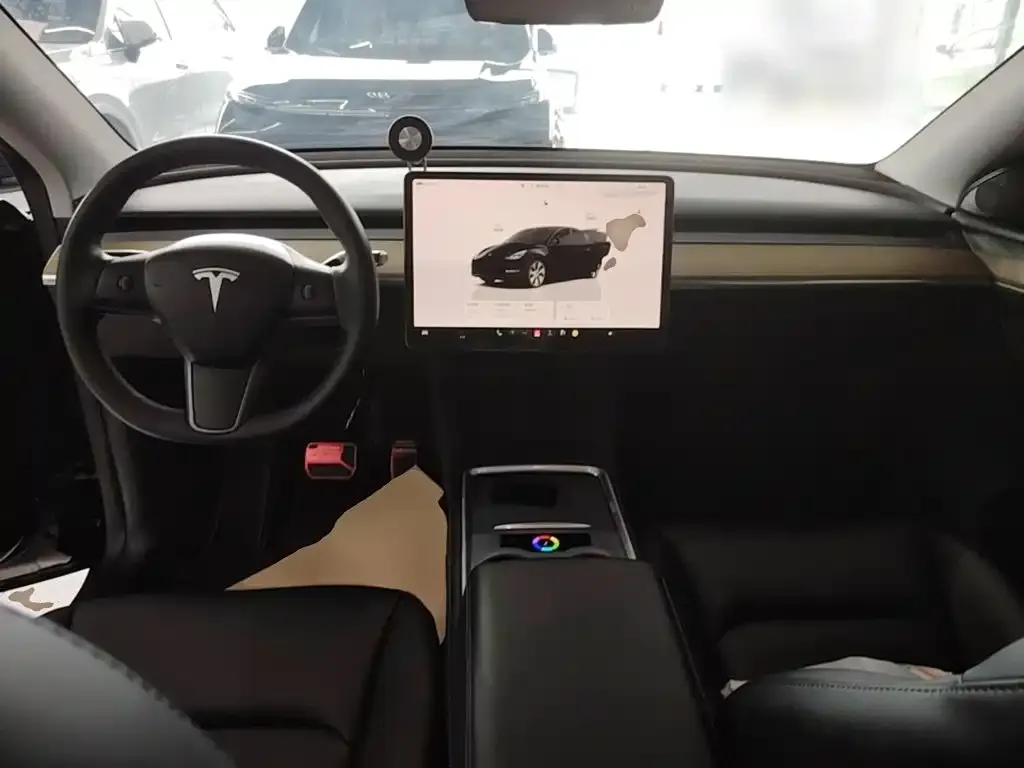 Tesla Model Y — фото 10