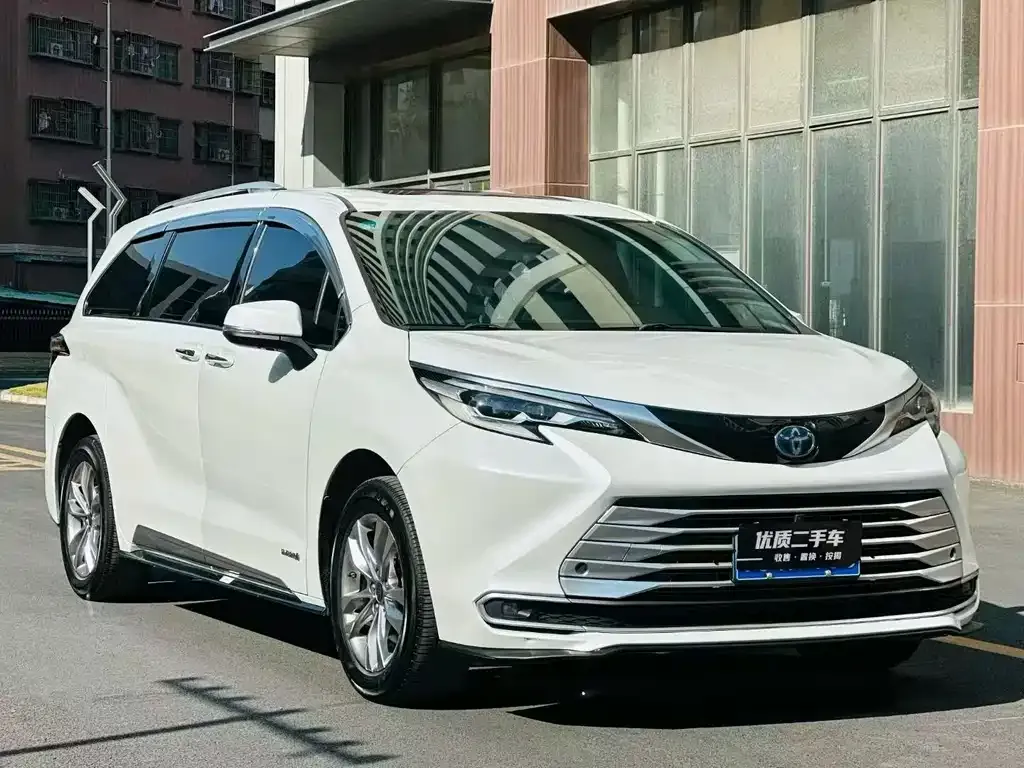 Toyota Sienna — фото 1