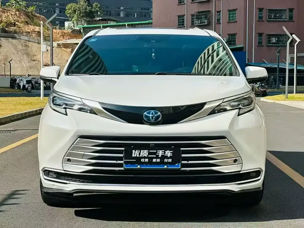 Toyota Sienna — фото 5